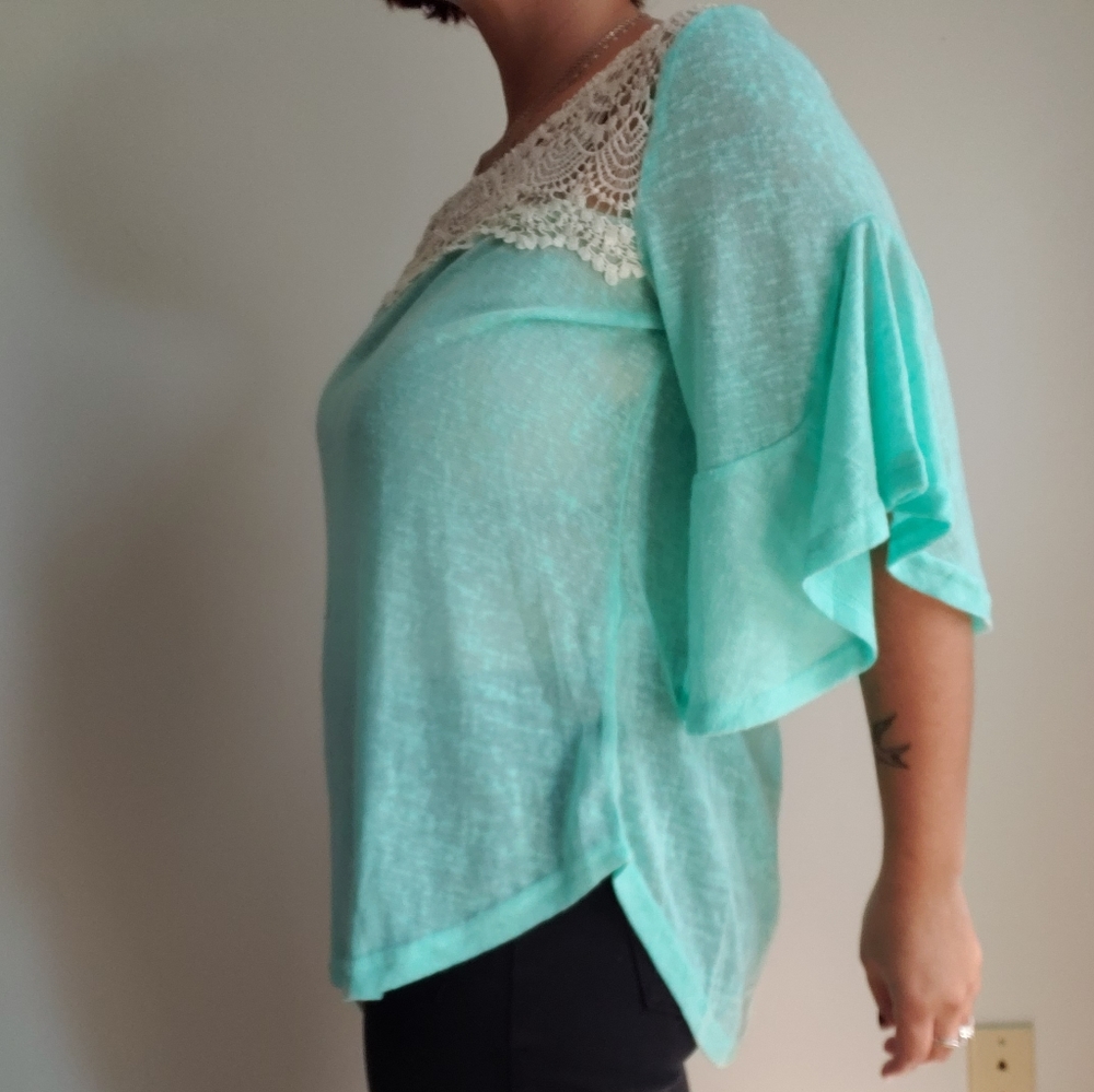 Umgee bellsleeve crochet lace blouse medium - Picture 3 of 7